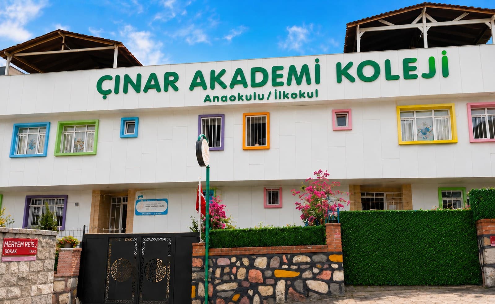 Çınar Akademi Koleji ön cephesi